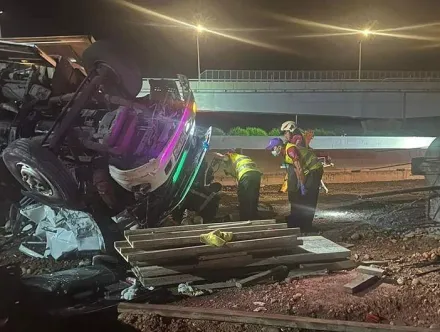 快訊/車頭全毀變形！國3南下62.7k大溪出口「大貨車翻覆」34歲駕駛不治