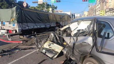 板金夠硬還是命夠硬？豐原男開BMW休旅車追撞大貨車　車全爛人僅輕傷