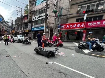 影/基隆地院前車禍！7旬翁騎車左轉路口「遭遇」直行車　雙雙噴飛被送醫