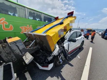 影/緩撞車君又犧牲了！台74線轎車疑未注意前方　吼…車頭整個「頂」進去