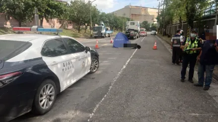 快訊/悚！高雄曳引車撞機車　82歲騎士爆頭血染馬路「當場死亡」