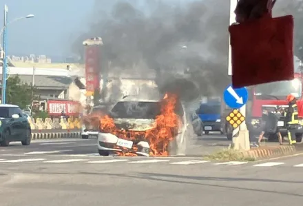 快訊/上班驚魂！台中環中路街頭休旅車「車頭起火」狂燃畫面曝