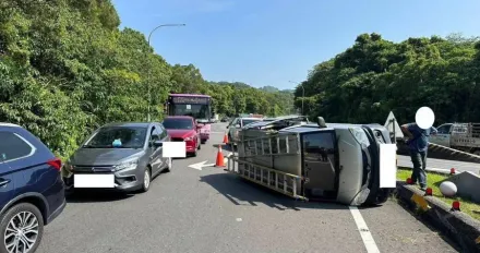 酒駕釀禍！信義快萬芳交流道貨車自撞翻覆　一度漏油情況危急