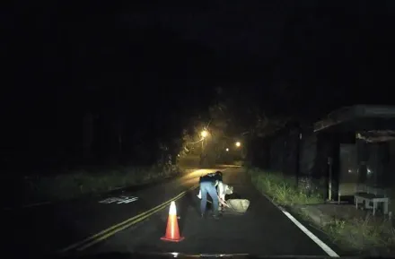 影/超暖！台中和平午後豪雨巨石擋路　警民徒手搬離