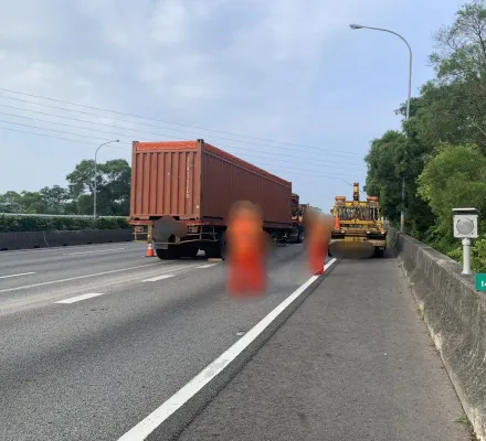 快訊/國道血滴子再現！國1南向苗栗段聯結車貨櫃脫落　後方車險遭擊落