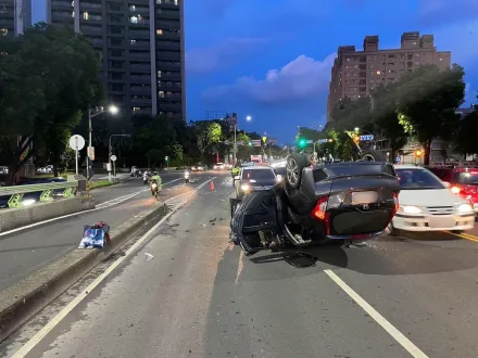 快訊/高雄轎車翻覆事故！路況不熟「自撞安全島」傷亡人數曝光