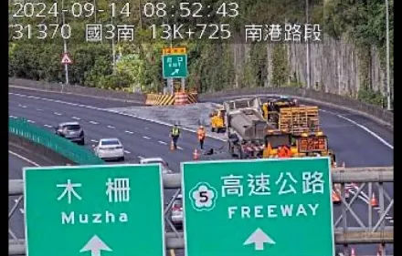 快訊/現場慘況曝！國3南下南港交流道「6車追撞」7人受傷　貨車載有氯化鈣