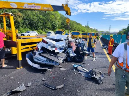 影/國3南港段重大車禍！7車驚悚連環撞10傷　遭夾撞成廢鐵慘狀曝光