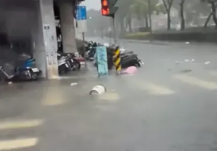 影/台中雨彈狂轟！民權路、美術館附近水淹成河　超慘畫面曝光