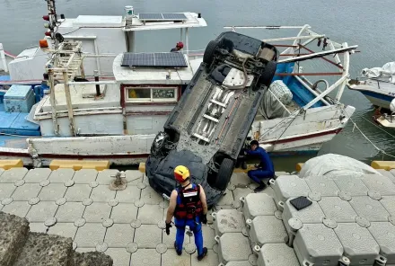 快訊/驚悚瞬間曝！新竹漁港轎車衝落碼頭　駕駛受困海巡及時救援