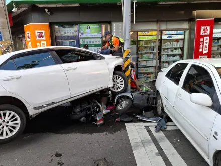 影/雲林虎尾傍晚上演「街頭飛車追逐」　失控撞電桿釀6人輕重傷