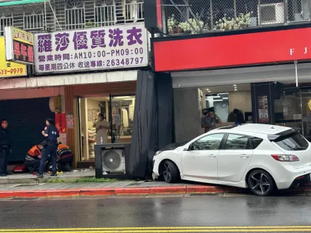 影/北市內湖女駕駛把汽車開上人行道！行人遭撞「右手、腰受傷」送醫