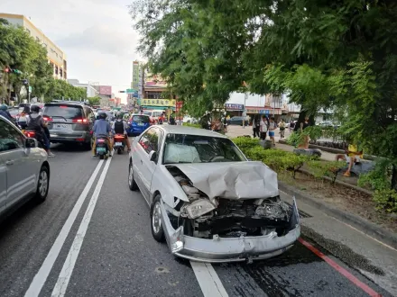 快訊/台南放學時間嚴重車禍！他逆向失控撞8車釀4人輕重傷　辯「為了閃機車」