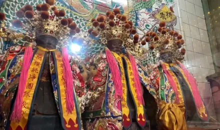 影/中秋搶財氣！台南「大埔福德祠」衣櫃爆倉　博聖杯送35件神衣