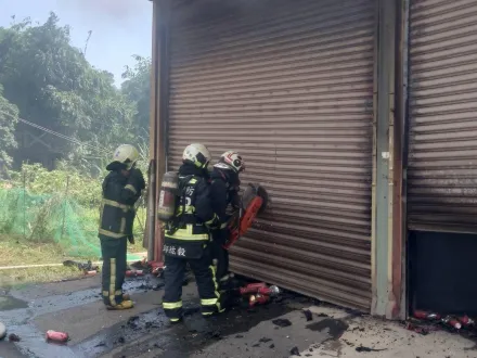 快訊/台中「滅火器倉庫」全面燃燒！勇消切割鐵捲門挺進射水