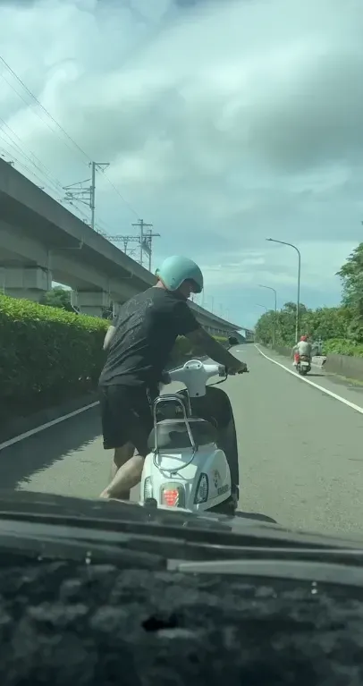 無端龜速擋車！台南機車怪男囂張倒數…「安全帽狂砸車窗恐嚇」　警追究2罪