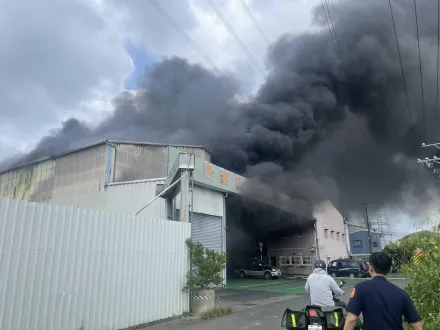 快訊/高雄廢棄汽車工廠大火！駭人黑煙直竄天際　4人驚逃