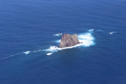 影/海底火山將噴發？日本須美壽島「海水變白」　官方急發警報