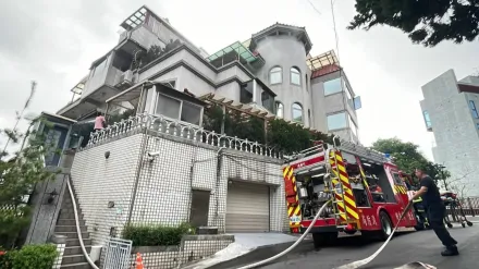 快訊/北市北投民宅火警冒濃煙　警消撲滅火勢救出1住戶