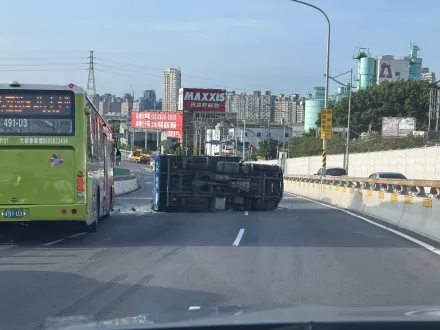 快訊/上班族注意！北市洲美高架3車碰撞　公車車頭爛毀變形、小貨車側翻