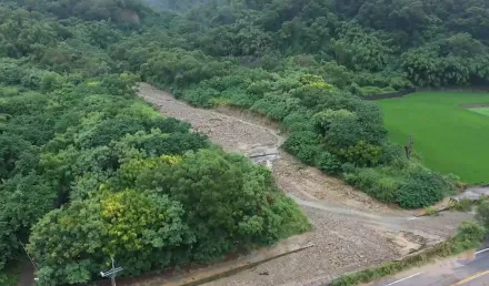 影/空拍慘狀曝！土石流剷平苑裡森林　黃泥狂瀉山坡一片禿