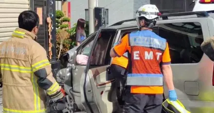 台南轎車暴衝民宅！車頭全毀畫面曝　6旬夫妻疑「爬山太累」自撞