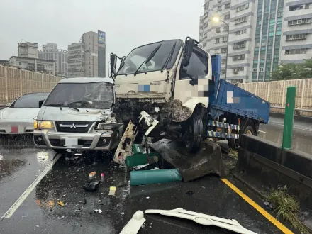 快訊/又是忠孝橋！小貨車突打滑撞對向「卡死橋上」　車頭全爛驚悚畫面曝