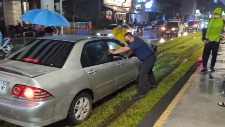 快訊/核級雨彈轟高雄！博愛路口輕軌驚魂　駕駛誤闖軌道困車半小時