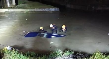 快訊/深夜驚魂！屏東轎車墜河濱公園　70歲駕駛OHCA急送醫