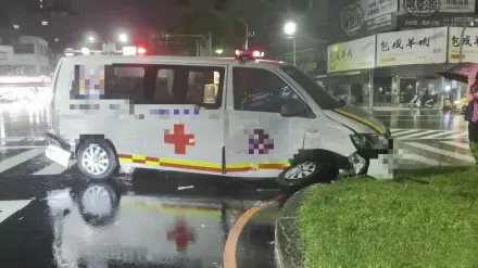 快訊/台南雨夜嚴重車禍！救護車出勤碰撞計程車　失控衝分隔島5人送醫