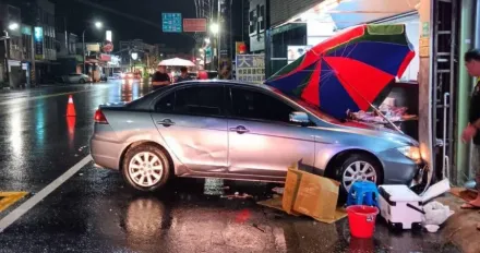 快訊/烤肉夜遇劫現場畫面曝！台南佳里轎車失控衝撞騎樓7人送醫