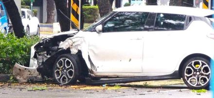 快訊/天母嚴重車禍！疑天雨路滑小車自撞分隔島「車頭全毀」