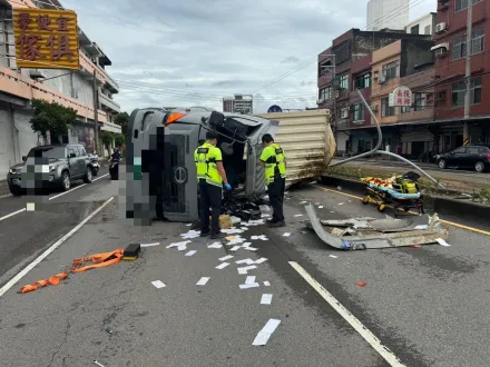 快訊/竹市西濱路聯結車自撞翻覆「駕駛夾困1小時」　搶救畫面曝！