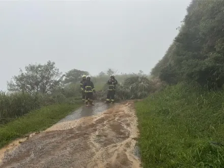 大雨災情不斷！瑞芳本山地質公園「土石滑落」　5人受困救出