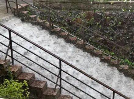 豪雨肆虐傳災情！黃金博物館樓梯變「瀑布」　瑞芳落石不斷