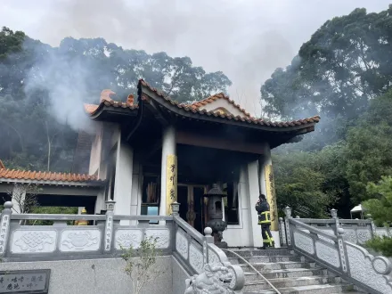 快訊/苗栗雷藏寺燭台起火　「神壇慘被燒」屋頂猛竄煙