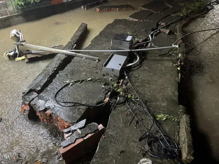 快訊/圍牆坍塌瞬間曝光！「熱低壓」肆虐汐止釀淹水　多台機車衰遭波及