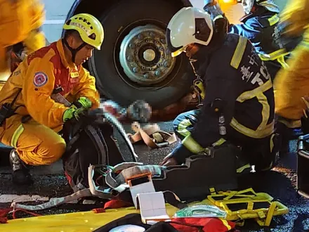 影/重大車禍！台中宮原眼科旁2行人走斑馬線遭公車猛撞　20歲女頭顱捲車輪下送醫不治