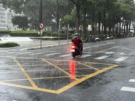 快訊/鋒面影響！雨彈狂轟「18縣市」　從基隆下到屏東