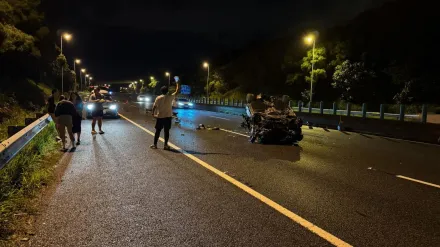 影/天雨路滑警惕片！國3沙鹿段轎車高速飄移「連撞內外側護欄」　一家人險全滅