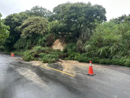 快訊/暴雨狂襲！陽明山第一公墓旁「土石滑落」斷交通　緊急排除