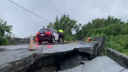 影/暴雨沖刷！台南官田「50米長山路掏空」大錯移　像被哥吉拉踩過