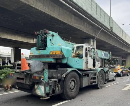 台74下匝道起重機「煞車失靈」連撞6車　438萬奧迪A8遭追尾