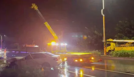 影/湖口驚悚車禍！賓士天雨路滑撞斷電桿　女騎士慘絆電線噴火花拋飛半空