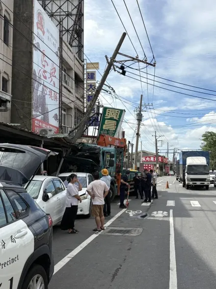 影/大貨車司機恍神！撞斷嘉義電桿「234戶停電」　工程人員搶修中