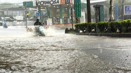 影/大雷雨狂灌1小時！基隆安樂區「水淹半個輪胎高」　基金一路變黃河