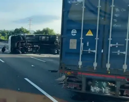 快訊/國3南向365.9K田寮路段大貨車翻覆！僅内車道可通行　車流回堵3公里