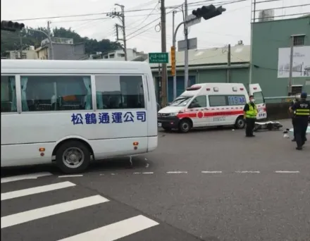 快訊/台中又傳重大車禍！知名高中校車撞上電動車　女騎士「爆頭」倒臥血泊慘死