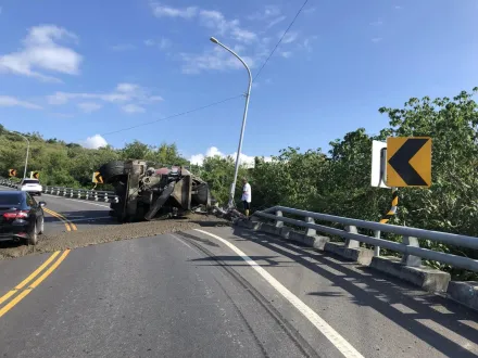 快訊/翻車了！台東市車禍「水泥車90度側躺」　灰色泥狀物全灑出來