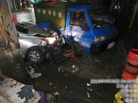 影/基隆無照少年揪夜遊！偷開車失控撞護欄再衝騎樓　「血染道路」急送醫